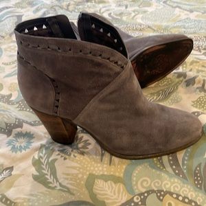 RARE Vince Camuto SIZE 9 Fritan Gray Bootie SUEDE Ankle Stacked Heel Boot